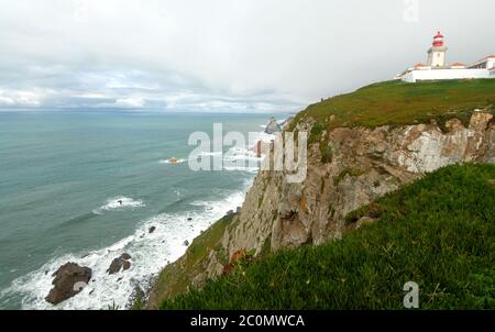 Cabo da Roca ist ein Kap, das sich 140 Meter über dem Meeresspiegel, an der portugiesischen Küste, im Dorf Colares der Gemeinde Sintra Stockfoto