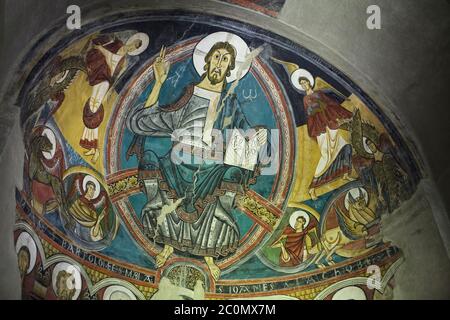 Jesus Christus in Majestät dargestellt in der mittelalterlichen romanischen Fresko vor 1123 aus der Kirche Sant Climent de Taüll in der Gegend von Vall de Boí in Alta Ribagorça in Katalonien, Spanien, jetzt auf dem Display im National Art Museum von Katalonien (Museu Nacional d'Art de Catalunya) In Barcelona, Katalonien, Spanien. Stockfoto