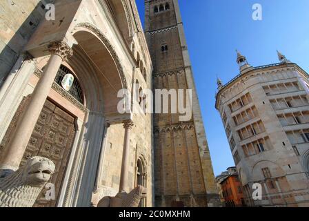 Parma ist die italienische Kulturhauptstadt 2020. Das Taufbecken von Parma befindet sich neben der Kathedrale von Parma, Symbole der romanischen gotischen Architektur Stockfoto