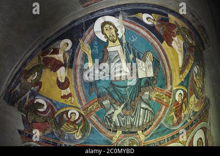 Jesus Christus in Majestät dargestellt in der mittelalterlichen romanischen Fresko vor 1123 aus der Kirche Sant Climent de Taüll in der Gegend von Vall de Boí in Alta Ribagorça in Katalonien, Spanien, jetzt auf dem Display im National Art Museum von Katalonien (Museu Nacional d'Art de Catalunya) In Barcelona, Katalonien, Spanien. Stockfoto