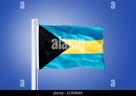 Flagge der Bahamas, die gegen einen blauen Himmel fliegt Stockfoto