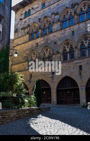 Schön mit blauem eglise catholique Außenlicht Hintergrund für Konzept-Design. Hintergrund Sommerhimmel. Blauer Hintergrund. Stockfoto