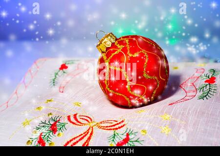 Rote Weihnachtskugel auf Serviette. Weihnachtsdekoration Stockfoto