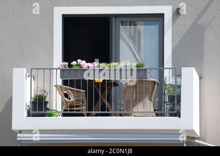 Dresden, Deutschland. Juni 2020. Blumenkästen auf dem Balkon einer Wohnung des Neubauprojekts Kräuterterrassen der Eisenbahner-Wohnungsbaugenossenschaft Dresden EG (EWG) rund 32 Millionen Euro wurden investiert, um den Dresdner Stadtteil Gorbitz mit den 184 entstandenen Wohnungen zu modernisieren und einen sozialen Mix der Bewohner zu erreichen. Quelle: Sebastian Kahnert/dpa-Zentralbild/dpa/Alamy Live News Stockfoto