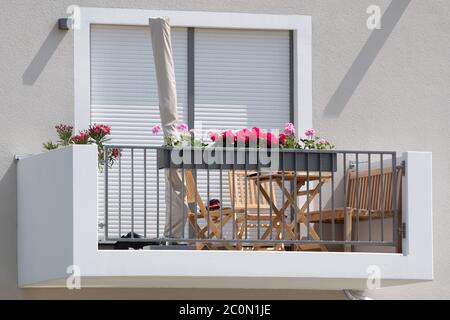 Dresden, Deutschland. Juni 2020. Blumenkästen auf dem Balkon einer Wohnung des Neubauprojekts Kräuterterrassen der Eisenbahner-Wohnungsbaugenossenschaft Dresden EG (EWG) rund 32 Millionen Euro wurden investiert, um den Dresdner Stadtteil Gorbitz mit den 184 entstandenen Wohnungen zu modernisieren und einen sozialen Mix der Bewohner zu erreichen. Quelle: Sebastian Kahnert/dpa-Zentralbild/dpa/Alamy Live News Stockfoto