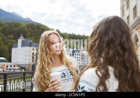 Zwei fröhliche Frauen, die sich in der Stadt unterhalten Stockfoto