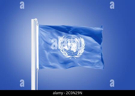 Flagge der Vereinten Nationen winkt gegen den Himmel. Stockfoto