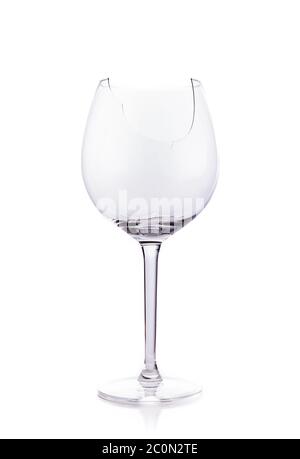 Gebrochenes Glas Wein auf Weiß isoliert Stockfoto