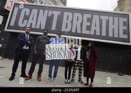 Mitglieder der Kampagne „Justice for Shukri“ bei der Enthüllung einer Plakatwand von Black Lives Matter UK (BLMUK) an der Westminster Bridge Road, London, In diesem Verzeichnis sind mehr als 3000 Namen von Personen aufgeführt, die in Polizeigewahrsam, Gefängnissen, Einwanderungsgefängnissen und bei rassistischen Angriffen im Vereinigten Königreich gestorben sind, sowie von Personen, die an den Folgen des Coronavirus gestorben sind. Die Plakatwand wurde von BLMUK in Zusammenarbeit mit der United Families and Friends Campaign, Justice for Belly, Justice for Shukri, Migrant Organize und dem Grenfell Estate errichtet. Stockfoto