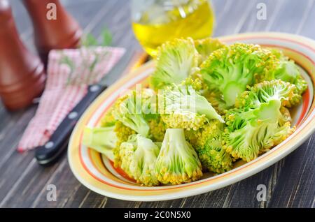 Brokkoli auf Platte Stockfoto