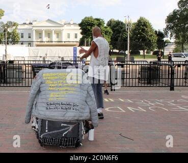 11. Juni 2020, Washington D.C., District of Columbia, USA: Religiöse Eiferer konkurrieren um Aufmerksamkeit mit Black Lives Matter-Demonstranten vor dem Whitehouse. Heute kam der Zaun, den Präsident Trump zu Beginn der Proteste von George Floyd um das Weiße Haus herum errichtet hatte, herunter und die Anhänger der Black Lives Matter füllten den Park vor der ursprünglichen Grenze des Weißen Hauses und der 16th Street, die jetzt "Black Lives Matter Street" genannt wird. Viele afroamerikanische Männer hielten kraftvolle und leidenschaftliche Reden, die nach Liebe, Einheit und Gleichheit riefen, während andere Zeugnis und Ungleichheiten gaben Stockfoto