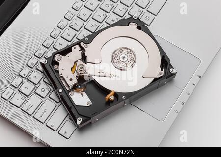 HDD über Notebook-Tastatur Stockfoto