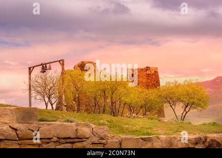 Mzcheta, Georgien, Glocken in der Nähe von Jvari orthodoxen Kloster auf dem Hügel während des Sonnenuntergangs Stockfoto