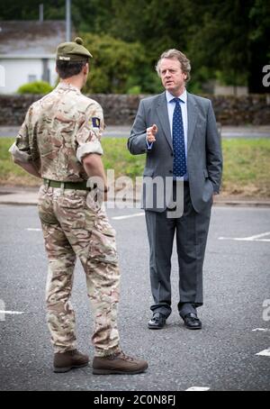 Schottischer Sekretär Alister Jack (rechts), mit Brigadier Robin Lindsay, Kommandant des Joint Military Command for the COVID Response, während eines Besuchs einer mobilen Coronavirus-Testeinheit, die von der Armee in Moffat, Scottish Borders, betrieben wird. Stockfoto