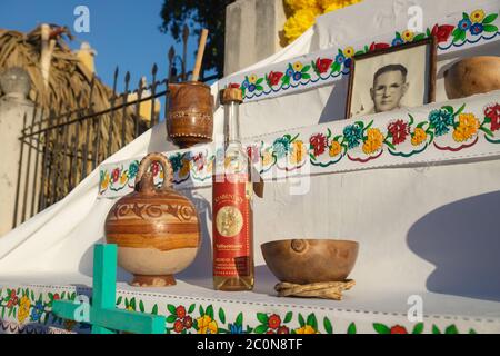 Merida, Mexiko - 31. Oktober 2018: Traditioneller Altar für den Tag der Toten, Dia de los muertos mit Maya Terrakotta und Foto des Verstorbenen Stockfoto