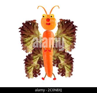 Kreatives Food-Konzept. Lustige kleine Schmetterling aus Obst und Gemüse. Stockfoto