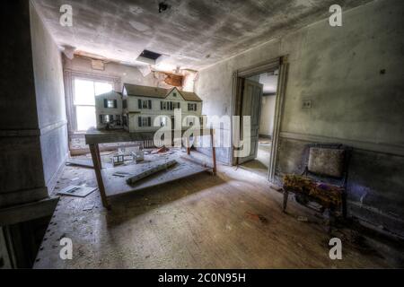 Dachgeschoss mit Puppenhaus in einem verlassenen Haus Stockfoto