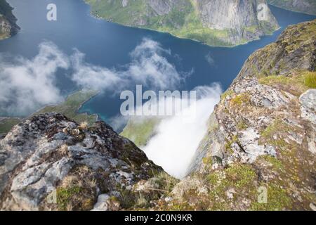 Bergnebel über dem Fjord. Stockfoto