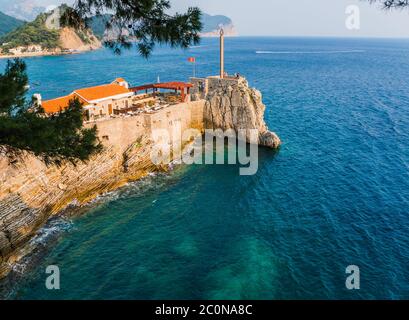 Die kleine Stadt Petrovac an der schönen Mittelmeerküste Stockfoto