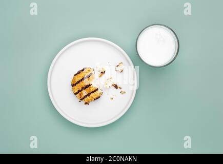 Kokosnusskekse und ein Glas Milch ohne Milch Stockfoto
