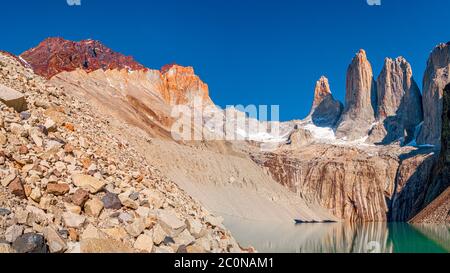 Panoramablick über den wunderschönen Nationalpark Torres del Paine, seine drei großen Gipfel wie gigantische Zähne und türkisfarbene Lagune, Patagonien, Chile Stockfoto