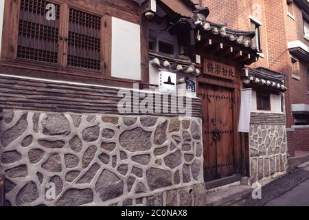 Typisch und traditionell Stein und Holz koreanischen Hausbukchon hanok Dorf in Seoul Südkorea Stockfoto