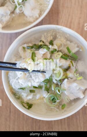 Köstliche Fischkugelreis Nudeln in dicke Suppe, gemeinsame Lebensmittel in Tainan, Taiwan, Asien, Asian taiwanesische Straße Delikatesse Küche, Nahaufnahme, Lebensstil. Stockfoto