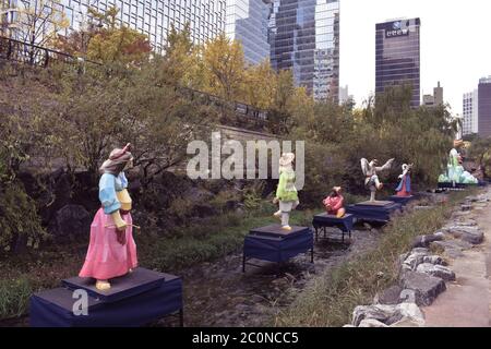 Bunte Papierkunst Statuen im Cheonggyecheon Stream in Seoul Südkorea Stockfoto