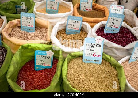 Bunte Säcke mit verschiedenen Gewürzen auf einem Straßenmarkt in Seoul Südkorea verkauft Stockfoto