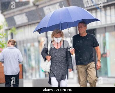 Winchester, Hampshire. Juni 2020. Wetter in Großbritannien. Besucher von Winchester erwischten in einer Regendusche. Credit Stuart Martin/Alamy Live News Stockfoto