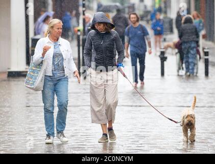 Winchester, Hampshire. Juni 2020. Wetter in Großbritannien. Besucher von Winchester erwischten in einer Regendusche. Credit Stuart Martin/Alamy Live News Stockfoto