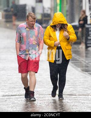 Winchester, Hampshire. Juni 2020. Wetter in Großbritannien. Besucher von Winchester erwischten in einer Regendusche. Credit Stuart Martin/Alamy Live News Stockfoto