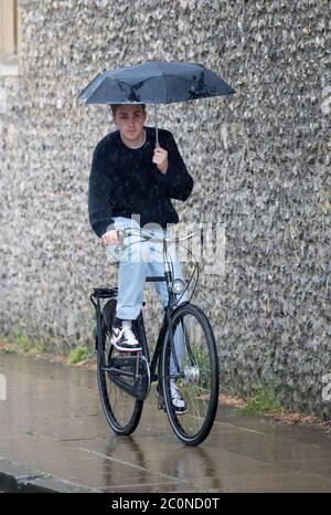 Winchester, Hampshire. Juni 2020. Wetter in Großbritannien. Besucher von Winchester erwischten in einer Regendusche. Credit Stuart Martin/Alamy Live News Stockfoto