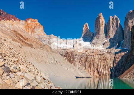 Panoramablick über den wunderschönen Nationalpark Torres del Paine, seine drei großen Gipfel wie gigantische Zähne und türkisfarbene Lagune, Patagonien, Chile Stockfoto