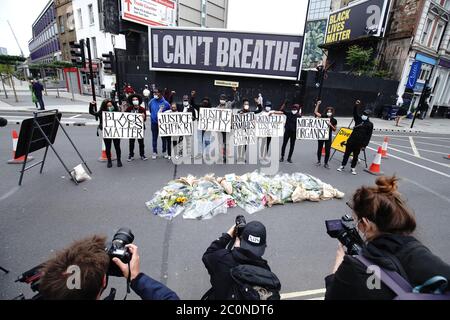 Aktivisten bei der Enthüllung einer Black Lives Matter UK (BLMUK) Plakatwand an der Westminster Bridge Road, London, In diesem Verzeichnis sind mehr als 3000 Namen von Personen aufgeführt, die in Polizeigewahrsam, Gefängnissen, Einwanderungsgefängnissen und bei rassistischen Angriffen im Vereinigten Königreich gestorben sind, sowie von Personen, die an den Folgen des Coronavirus gestorben sind. Die Plakatwand wurde von BLMUK in Zusammenarbeit mit der United Families and Friends Campaign, Justice for Belly, Justice for Shukri, Migrant Organize und dem Grenfell Estate errichtet. Stockfoto