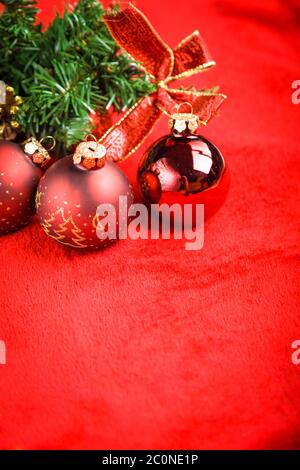 Rote Weihnachtskugel auf rotem Grund Stockfoto
