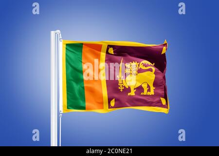 Flagge Sri Lankas, die gegen einen blauen Himmel fliegt Stockfoto