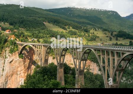 Alte große Brücke in Durdevica und fantastische Aussicht Tara Stockfoto