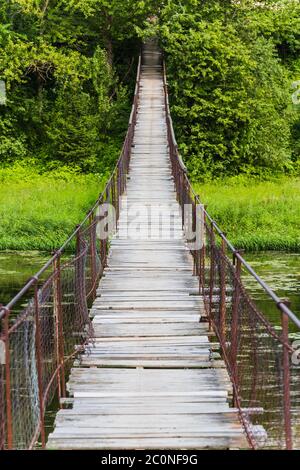 Hängebrücke. Brücke geht über den Fluss Stockfoto