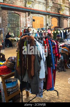 Lviv, Ukraine - 16. Februar 2020 : Garagenverkauf in Lem Station, Tlum und Kram. Hipster Vintage Kleidung und Gebrauchtwaren auf Flohmarkt. Sparsamkeit Stockfoto