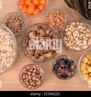 Making Rice Knödel - Einpacken von chinesischen Zongzi Essen auf dem Tisch zu Hause für Dragon Boat Festival Feier, Nahaufnahme, Lifestyle. Stockfoto