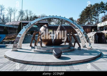 Koreanisches Kriegsdenkmal am 3. Tunnel im entmilitarisierten Gebiet in Südkorea Stockfoto