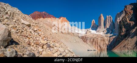 Panoramablick über den wunderschönen Nationalpark Torres del Paine, seine drei großen Gipfel wie gigantische Zähne und türkisfarbene Lagune, Patagonien, Chile Stockfoto