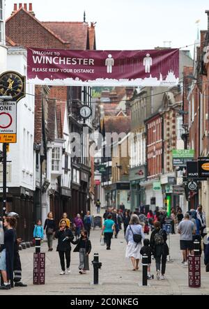 Winchester, Hampshire. Juni 2020. Geschäfte in Winchester bereiten sich auf die Wiedereröffnung am Montag, 15. Eine soziale Distanzierung über den Geschäften in der High Street. Credit Stuart Martin/Alamy Live News Stockfoto