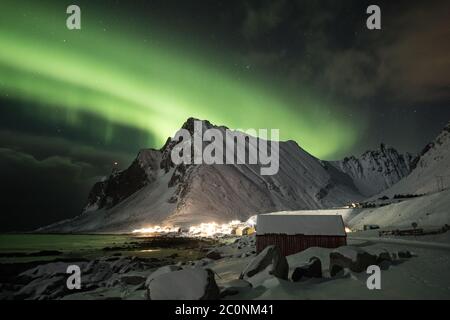 Atemberaubende grüne aurora über Vikten. Stockfoto