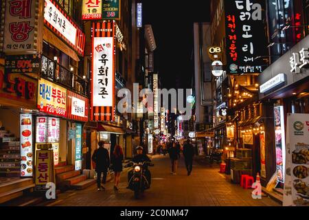 Menschen, die im Neonlichtviertel in Myeongdong Seoul Korea spazieren Stockfoto