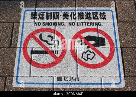 Japanisches Rauchen und kein Littering Schild auf dem Bürgersteig. Hiroshima, Japan Stockfoto