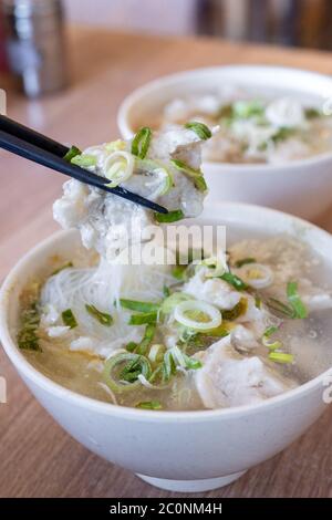 Köstliche Fischkugelreis Nudeln in dicke Suppe, gemeinsame Lebensmittel in Tainan, Taiwan, Asien, Asian taiwanesische Straße Delikatesse Küche, Nahaufnahme, Lebensstil. Stockfoto