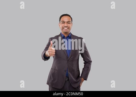 Geschäftsmann Zeigt Sich Isoliert. Indian Business man stehend Thump up Zeichen Stockfoto