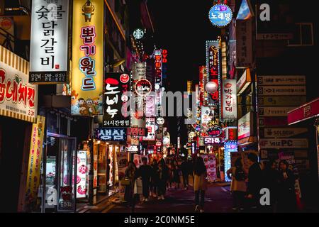 Meer von Neon-Werbetafeln in Seoul Südkorea Stockfoto